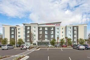 A multi-story hotel with a parking lot in front. - Towneplace Suites by Marriott Orlando Altamonte Springs/maitland (Altamonte Springs)