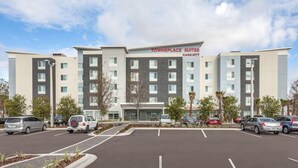 Un hôtel TownePlace Suites Marriott doté d’un parking et de plusieurs voitures.