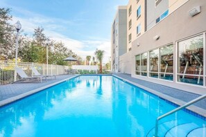 สระว่ายน้ำกลางแจ้��ง