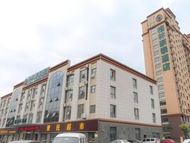 Un hotel de varios pisos con una fachada moderna, que cuenta con grandes ventanales y una entrada destacada.