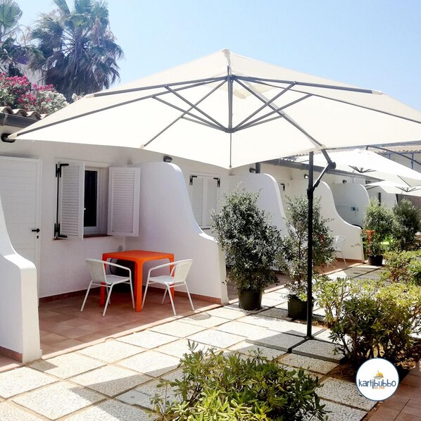 Outdoor dining - Kartibubbo Beach Resort (Campobello di Mazara)