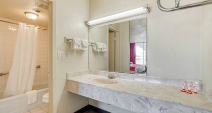 OYO Hotel Waco University Area/ I-35