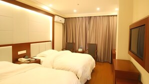 A hotel room with two beds, a TV, a desk, and a chair. - Greentree Inn Anhui Fuyang Railway Station W Xiangyang Road Business Hotel (Fuyang)
