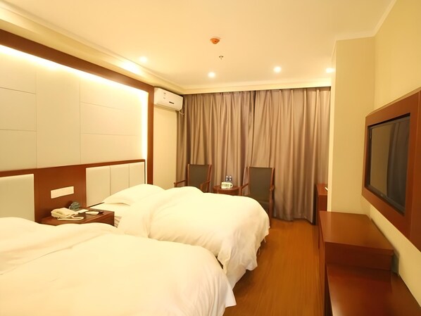 A hotel room with two beds, a TV, a desk, and a chair. - Greentree Inn Anhui Fuyang Railway Station W Xiangyang Road Business Hotel (Fuyang)