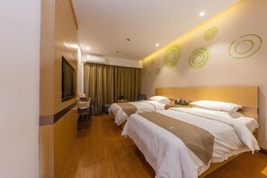 Camera d'albergo con due letti, una testiera in legno, una scrivania con sedia, uno specchio e una finestra con tende.
