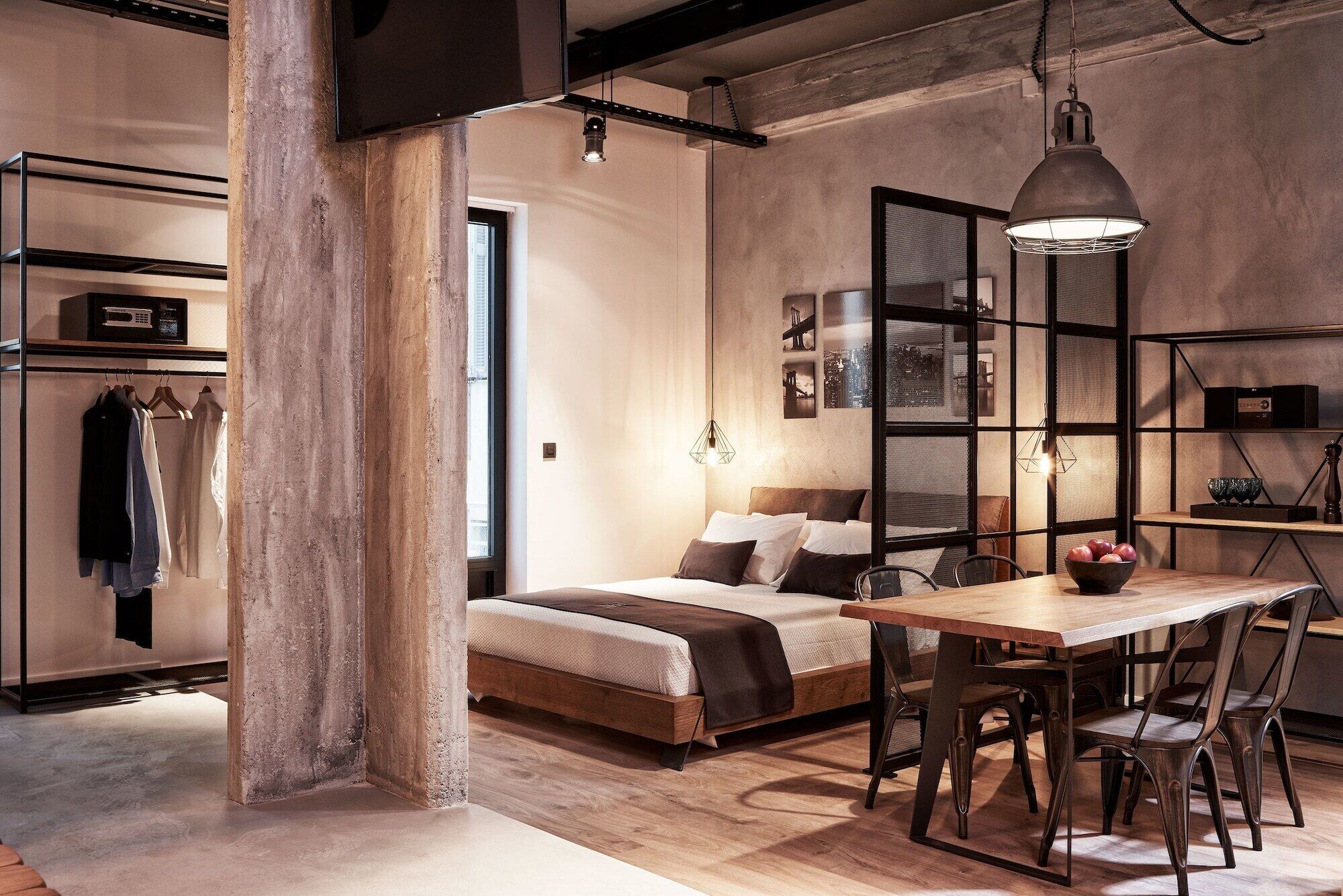 Un dormitorio con cama, mesita de noche y sillas.