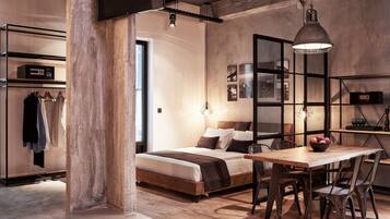 Un dormitorio con cama, mesita de noche y sillas.