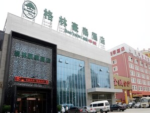 A hotel with a modern facade, large windows, and a prominent sign. - Greentree Inn Beijing Fengtai Dacheng Road Huanleshuimofang Business Hotel (Beijing)