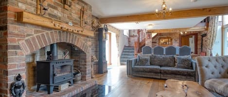 TV, fireplace