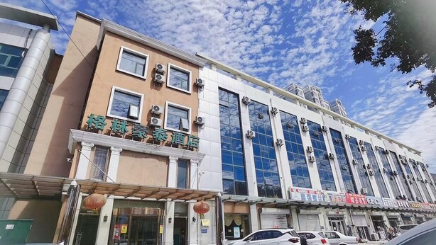Un hôtel à plusieurs étages, doté de grandes fenêtres et présentant un style architectural chinois traditionnel.
