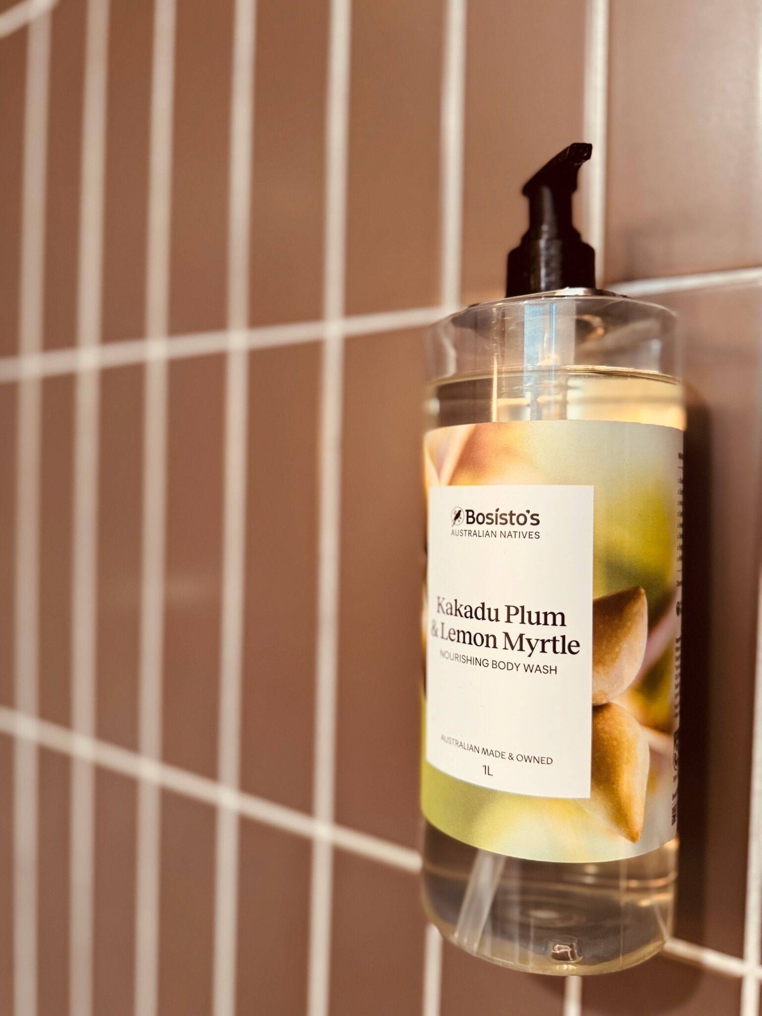 Een fles Bosisto's Australian Natives Nourishing Body Wash met doseerpomp, gelabeld als Kakadu Plum & Lemon Myrtle, 1L.