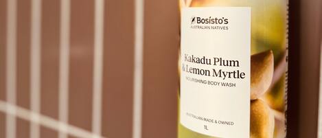 Een fles Bosisto's Australian Natives Nourishing Body Wash met doseerpomp, gelabeld als Kakadu Plum & Lemon Myrtle, 1L.