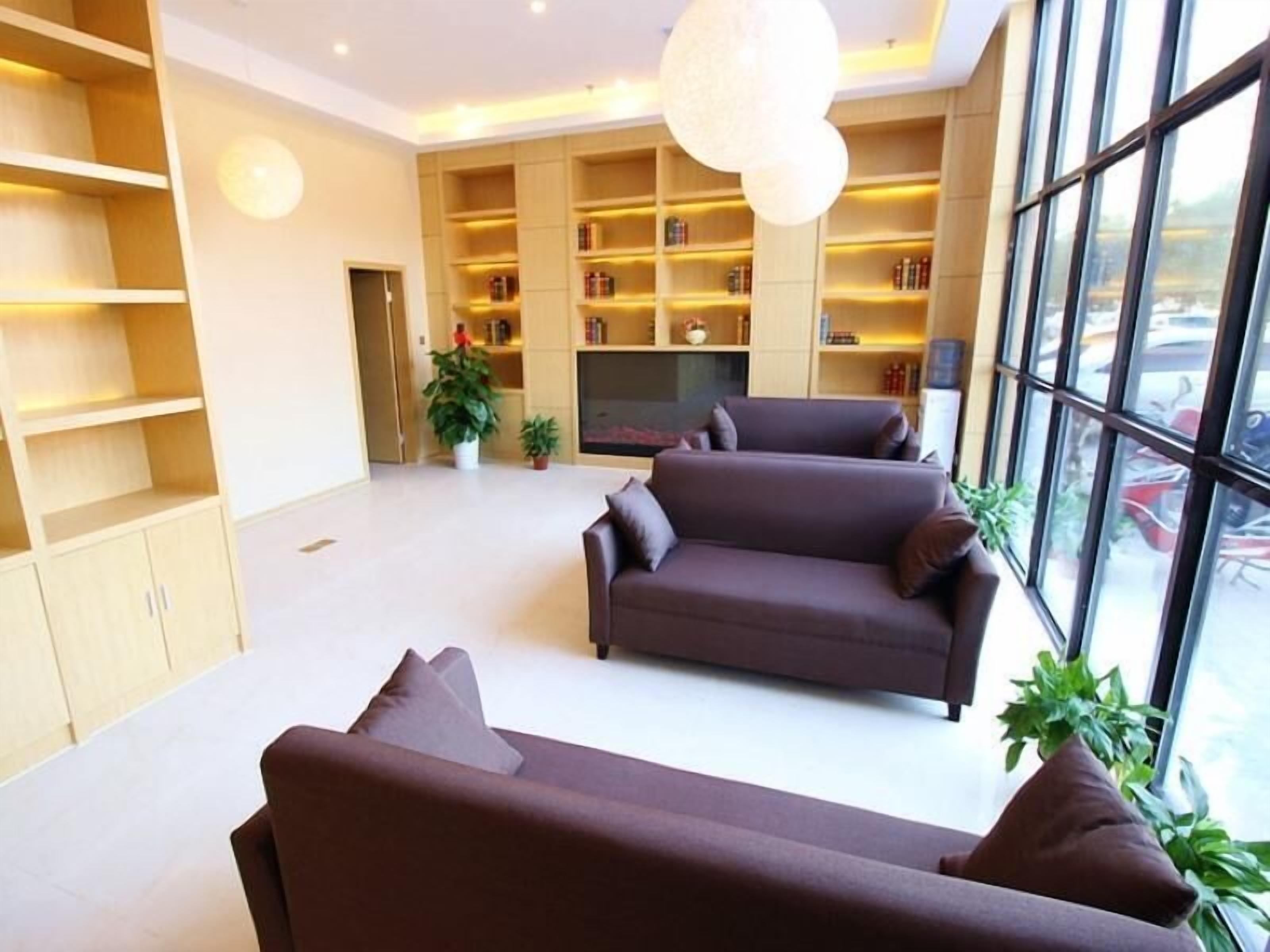 Una sala de estar moderna con un conjunto de sofá, televisión y estantería.
