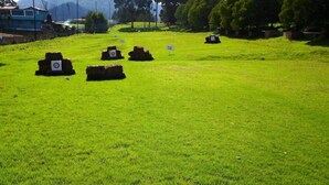 A grassy field with several targets and numbered markers. - Hacienda La Purisima (Ixtlahuaca de Rayon)