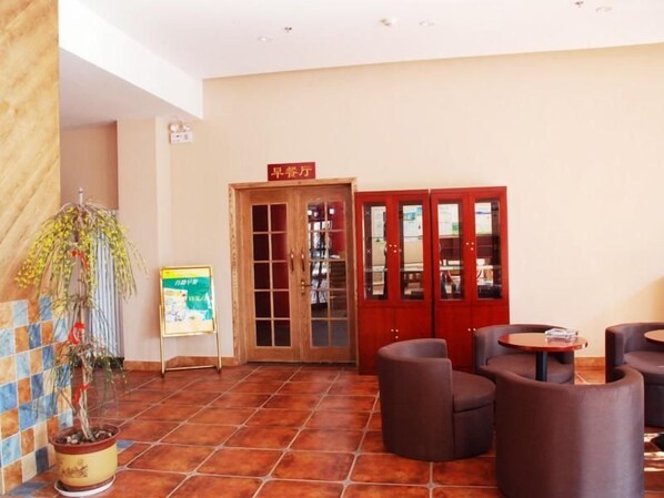 A lobby with a reception desk, a red cabinet with glass doors, and a potted plant. - Greentree Inn Shandong Weifang Linqu Zhanqian Road Luchuan Business Hotel (Weifang)