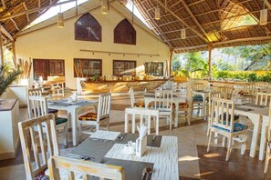 Outdoor dining - Sansi Kae Beach Resort (Michamvi)