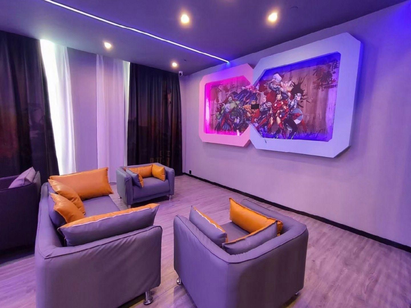 Ein modernes Wohnzimmer mit zwei Sofas und einem Couchtisch, einem großen abstrakten Gemälde an der Wand und einem Fenster mit Vorhängen.