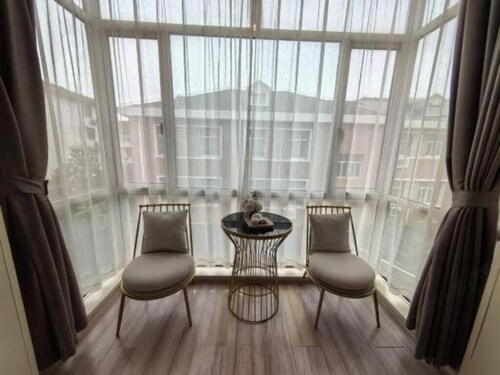 Shell Shanghai Baoshan District Songbin Road Subway Station Hotel