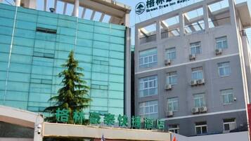 Un hotel con fachada moderna, varios pisos y un letrero que indica que es un Green Tree Inn Express Hotel.