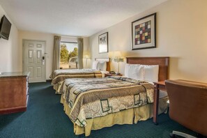 Une chambre d’hôtel avec deux lits, un bureau, une chaise, une commode et un téléviseur.