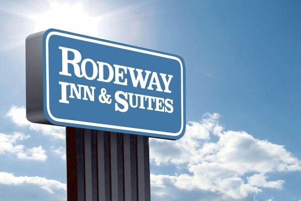 A sign for Rodeway Inn & Suites. - Rodeway Inn & Suites Dublin, GA (East Dublin)