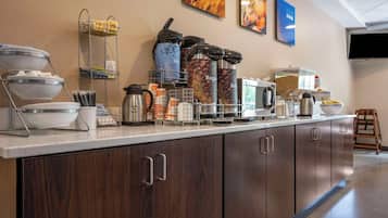 Een buffet met diverse gerechten en koffieapparaten.