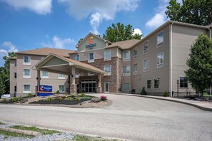A Comfort Inn hotel with a covered entrance, multiple floors, and a landscaped front yard. - Comfort Inn Connellsville Riverview (Connellsville)