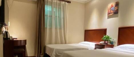 Habitación de hotel con dos camas, un escritorio, una silla, un equipo de aire acondicionado, una ventana con cortinas y un cuadro en la pared.