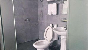 A modern bathroom with a shower, toilet, and sink. - Shells Shanghai Minhang District Pujiang Town Zhuyuan Road Hotel (Shanghai)
