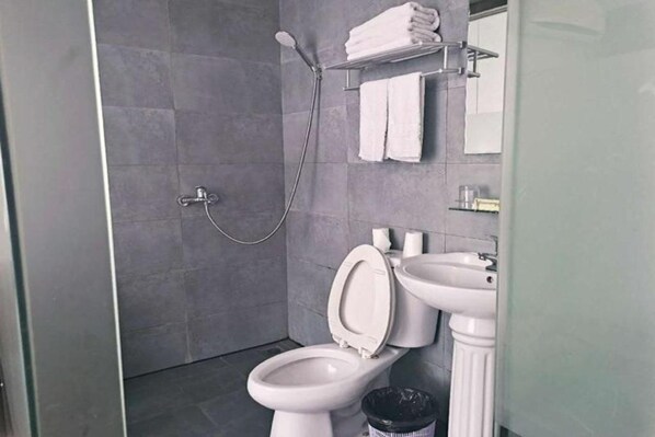 A modern bathroom with a shower, toilet, and sink. - Shells Shanghai Minhang District Pujiang Town Zhuyuan Road Hotel (Shanghai)