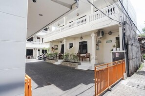 Unclassified image, 2 of 79, button