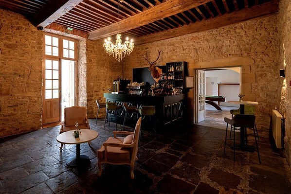 Bar (trong khuôn viên)