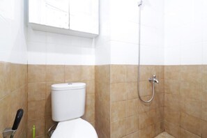 Bathroom - Green Pramuka City by SR Property by Zuzu (Jakarta)