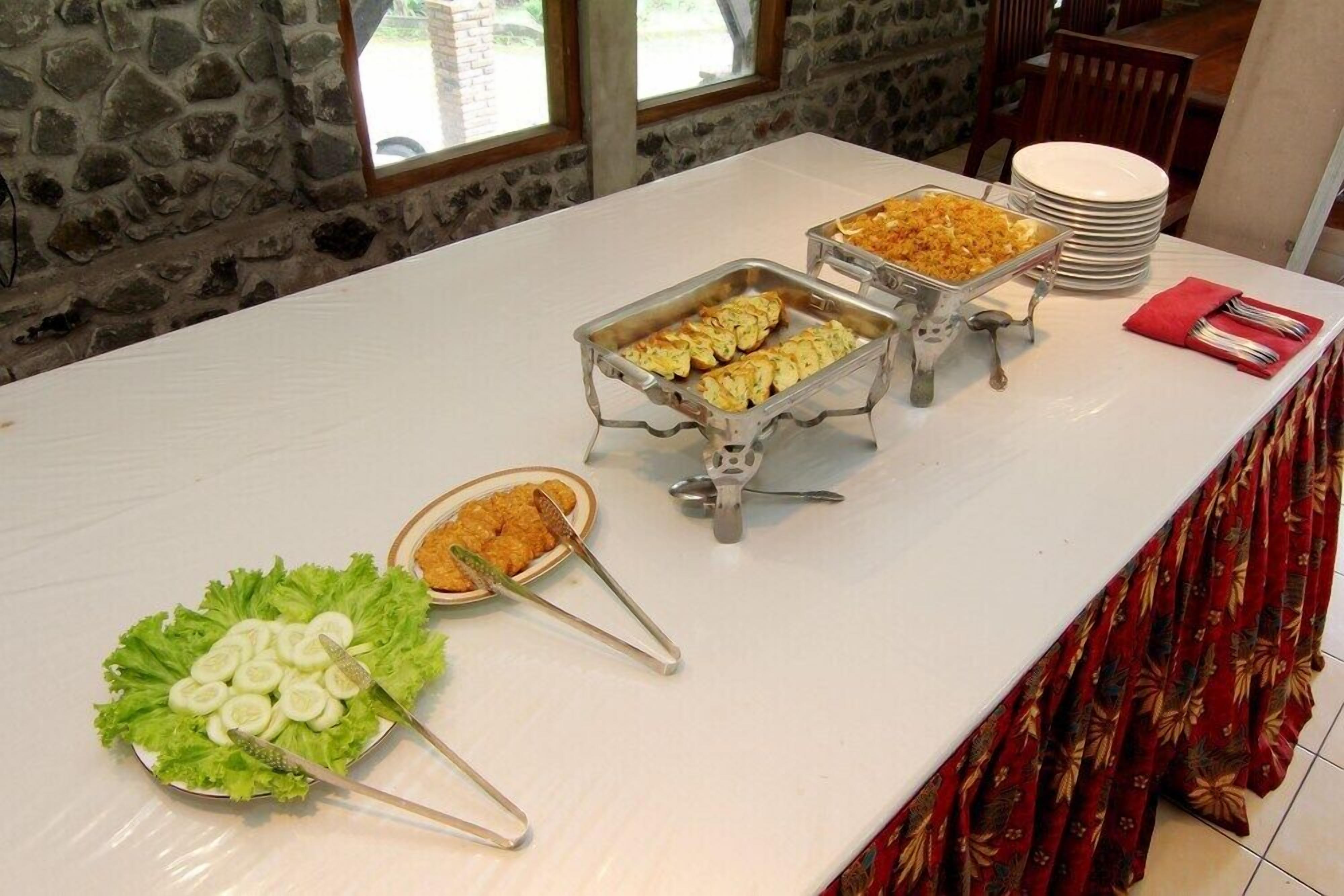 Une table de buffet avec divers plats et ustensiles de service.