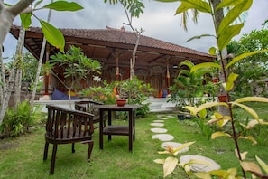 Outdoor dining - Nushe Hostel Nusa Penida (Penida Island)