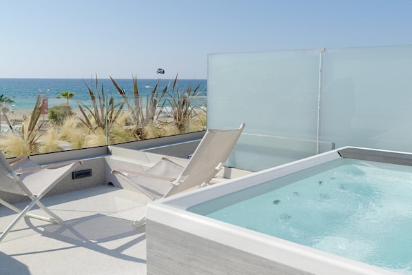 Una piscina sul tetto con vista panoramica sull'oceano e sulla spiaggia.