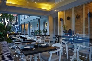 Outdoor dining - The Kanjeng Suites Petitenget (Seminyak)