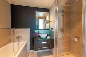 Bathroom - Leonardo Royal Hotel Nurnberg (Nuremberg)