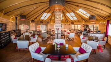 Bar (trong khuôn viên)