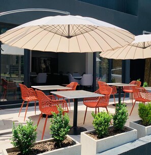 Outdoor dining - The Pop Hotels (Santiago)