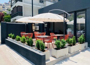 Outdoor dining - The Pop Hotels (Santiago)