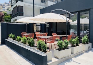Outdoor dining - The Pop Hotels (Santiago)