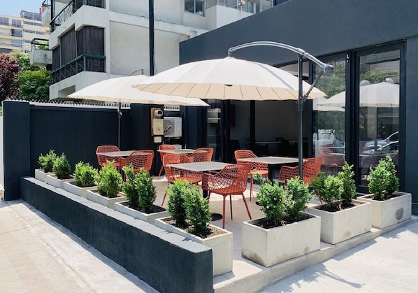 Outdoor dining - The Pop Hotels (Santiago)