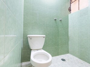 Bathroom - OYO Hotel Emperador, Oaxaca (Oaxaca)