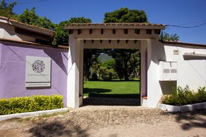 تفاصيل الفندق من الخارج