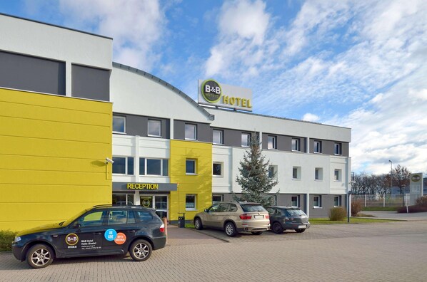 A B&B Hotel with a reception area, parking, and a modern building facade. - B&B Hotel Leipzig Nord (Leipzig)
