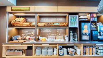 Un bufé de desayuno con diversos alimentos y bebidas.