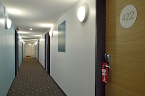 A hotel hallway with a number 422 sign, a fire alarm, and a door with a keypad lock. - B&B Hotel Köln-frechen (Frechen)