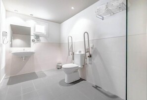 A modern bathroom with a toilet, sink, and shower. - Hotel Playa Grande - Adults Only (Palma de Mallorca)