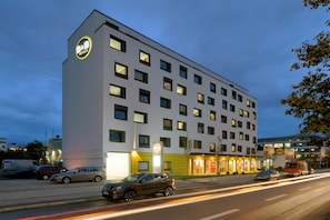Un hôtel à plusieurs étages au design moderne, dont la façade est ornée d’un logo bien visible.